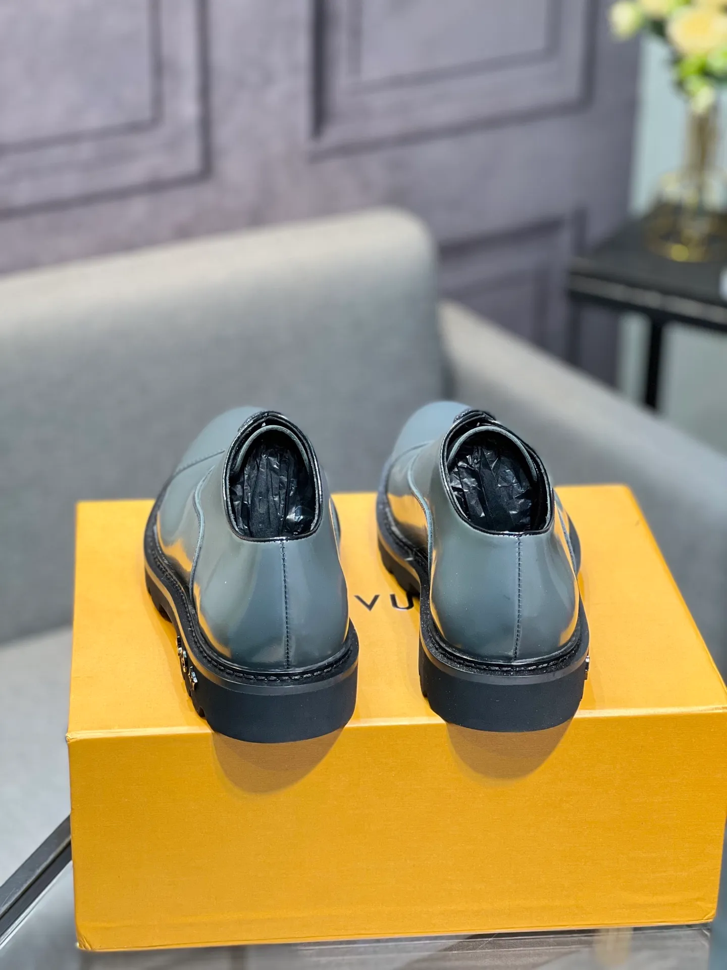 Men's shoes 💰820 [LV] - High-end quality - Upper: 🔝 tumbled cowhide, Nappa cowhide, brand logo sewn on shoe body - Lining: cowhide, foot pads; water-dyed cowhide - Outsole: TPR·rubber foam; two-color molded outsole -Super high quality control·Fine workmanship: highlighted (high-end·luxury·grade) -Size: 39-44 (38 45 can be customized)